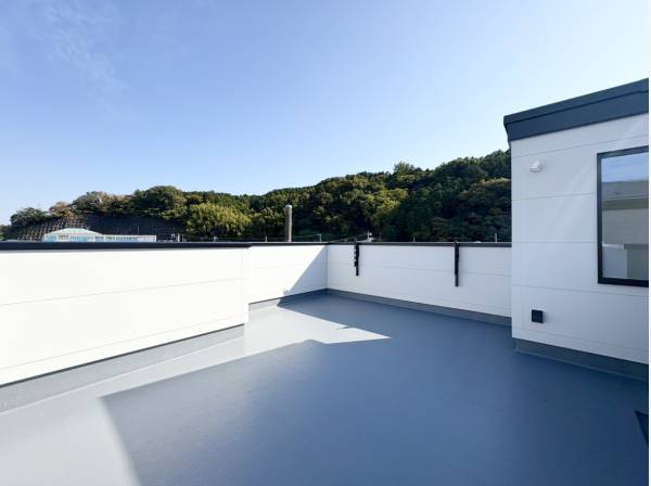 開放感のあるルーフバルコニーは約12.7帖の広さ。