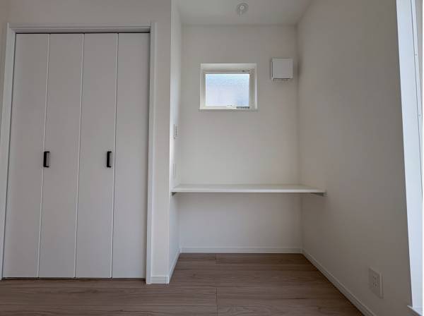 カウンターも備えており、ワークスペースにも荷物置き場にも◎