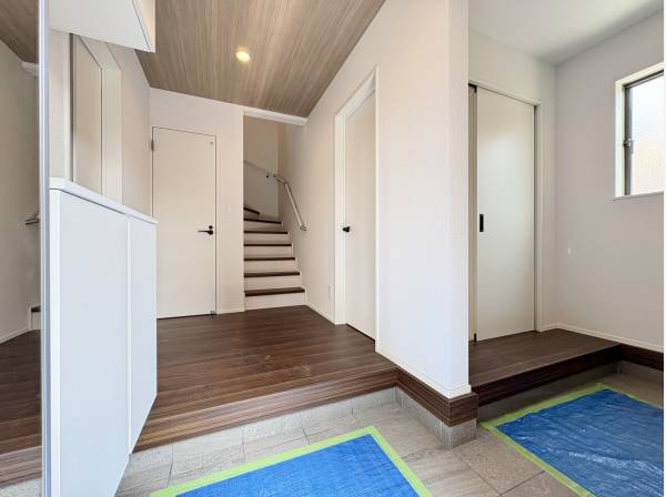 シューズインクローゼットからパウダールームへ抜けられる動線♪