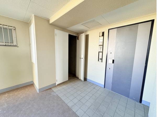 玄関ポーチにはトランクルームも付いてます。