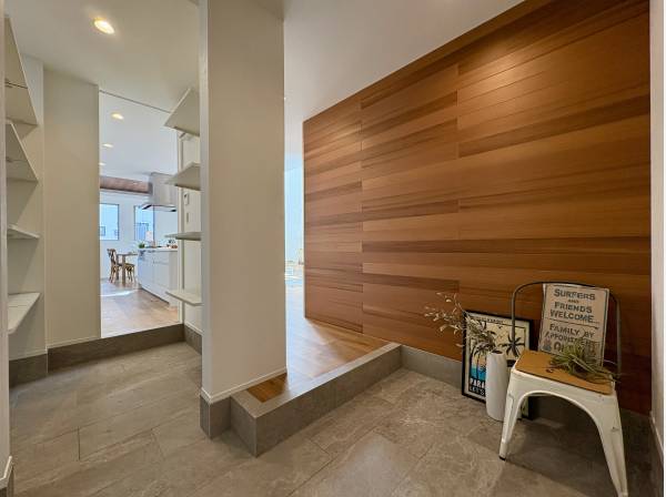 玄関には天然木のレッドシダーを採用、シューズインクローゼットも完備