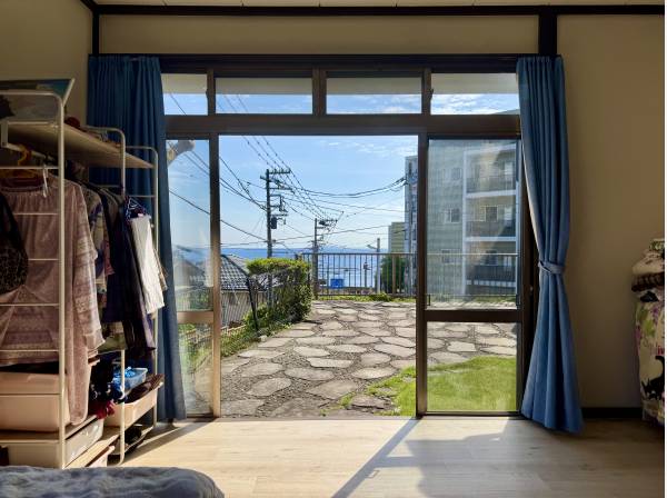 潮風が通り抜ける庭先で、心まで深呼吸。