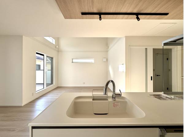 リビングを見渡すオープンキッチン