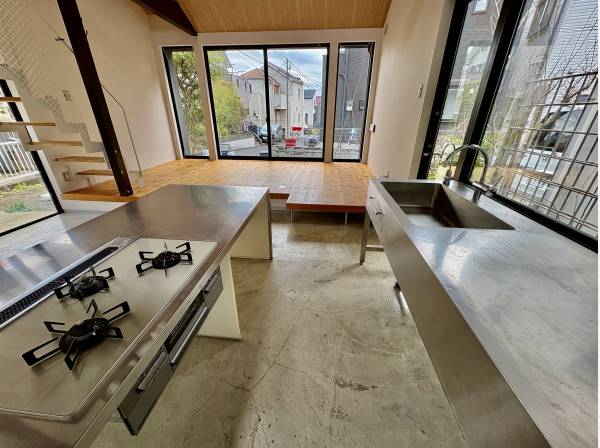 1階のキッチンです。お店みたいです。