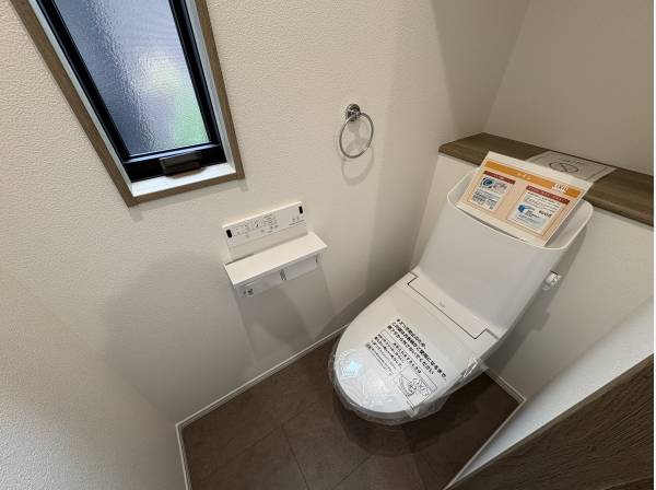 トイレは節水タイプでお掃除が簡単なものになっております。