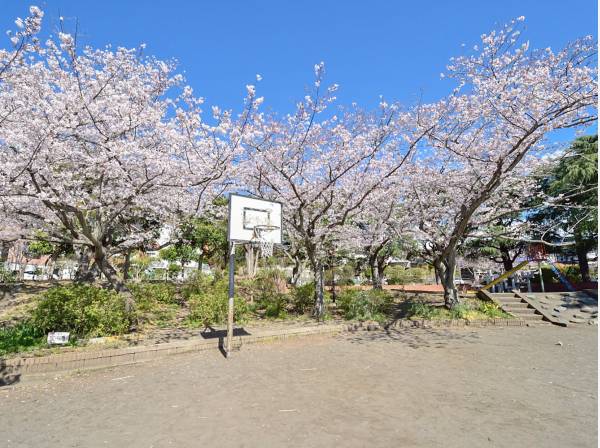 ハイランド西ケ丘公園まで徒歩5分（約390m）