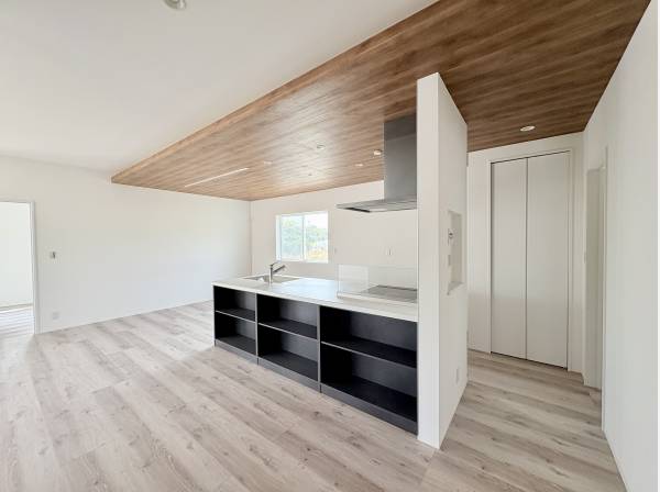 作業スペースの広いシステムキッチン