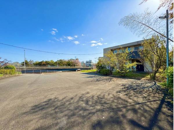 開放感のある敷地です。採光や通風が充分確保された心地良い住空間が望めます