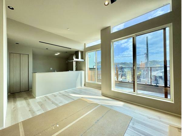 リビングには景色を楽しむ大きな窓を設置