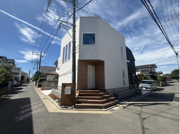 角地で開放感がございます