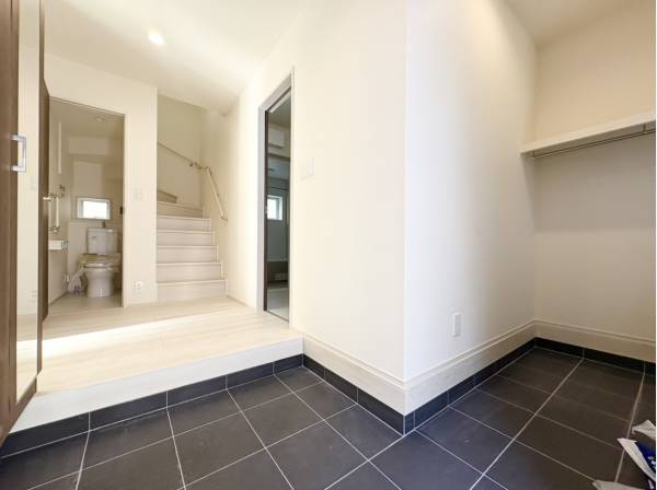 アウトドア用品なども収納可能な土間スペースを兼ね備えた玄関エントランス