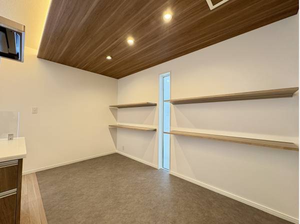 キッチン横にはオープン棚を備え、ゆとりある使い勝手の良い空間です♪