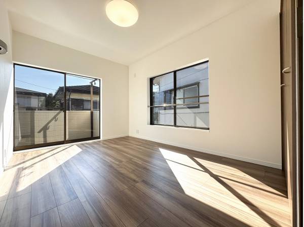 南西に広く面した陽だまりのベッドルーム