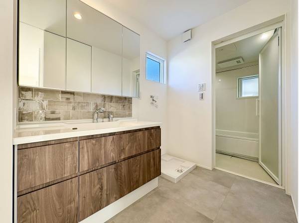 ディテールへのこだわり感じるゆとりの洗面化粧台