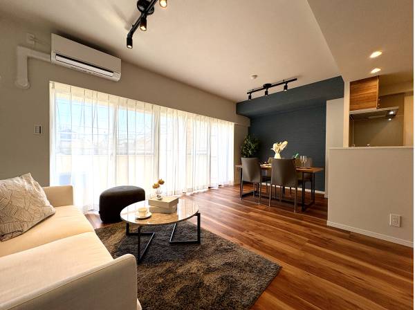 LDKからバルコニーへ、心地よい光があふれる空間