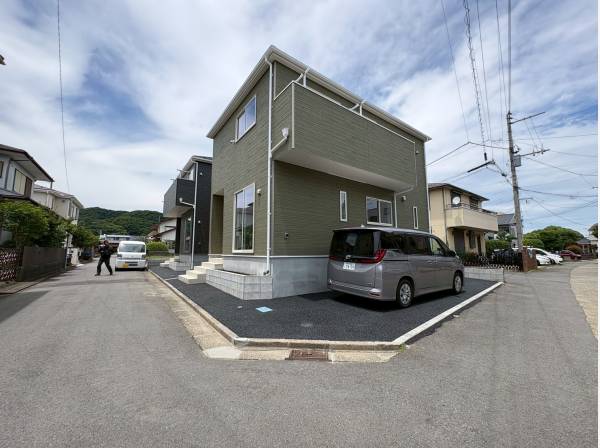 ゆとりあるカースペースを備えた開放感のある佇まい