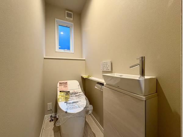 タンクレストイレに手洗いカウンター