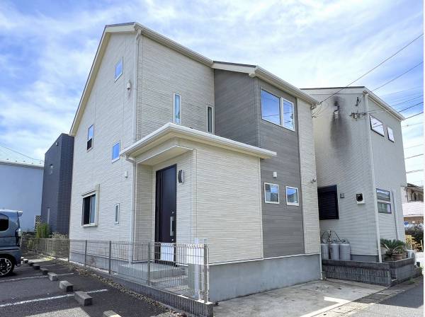 道路を挟んだ正面に公園がある開放的な立地です