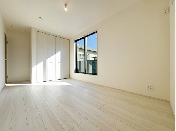 ベッドを置いてもゆとりがある7帖超のシンプルな洋室