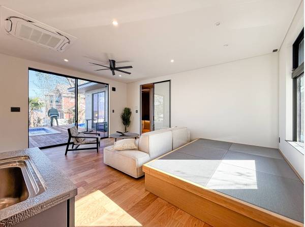 リビングには小上がりのタタミスペースもございます