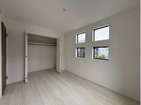 ２階の洋間です