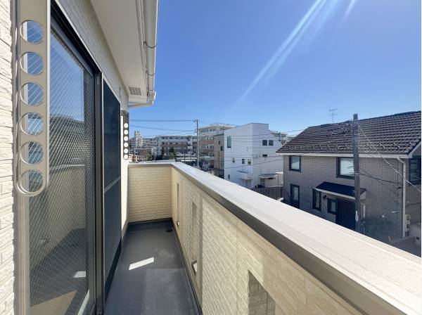 バルコニーは南西向きで陽当たり良好！
