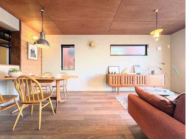 約20帖の板張り天井のLDK