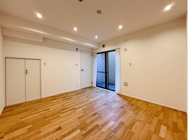 約8.8帖の地下寝室