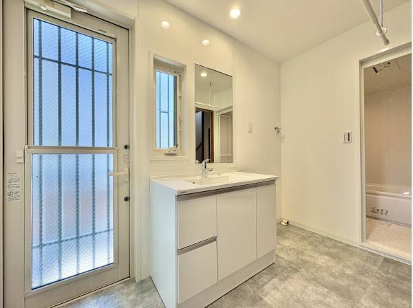 勝手口のついたパウダールーム。清潔感のある白色で統一してあります