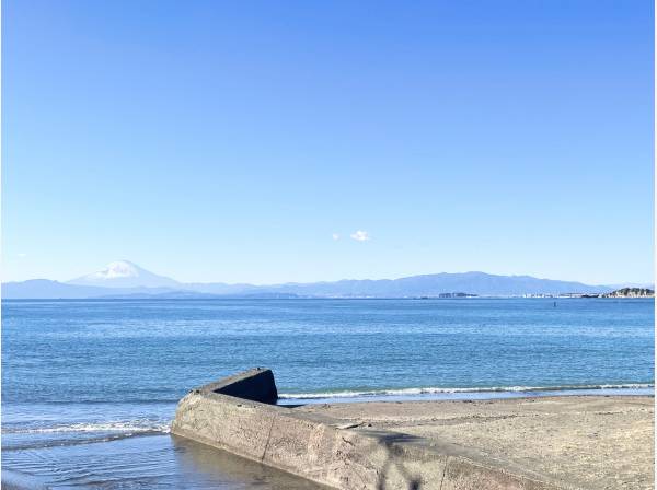 目の前の秋谷海岸からは江ノ島・富士山を望みます。(約50ｍ)