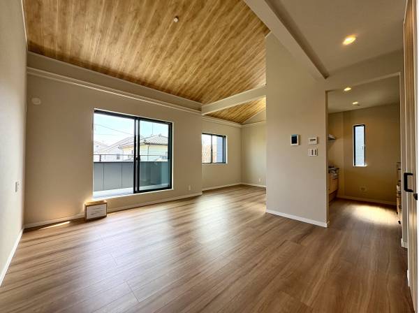 明るく開放的で天井高のリビング