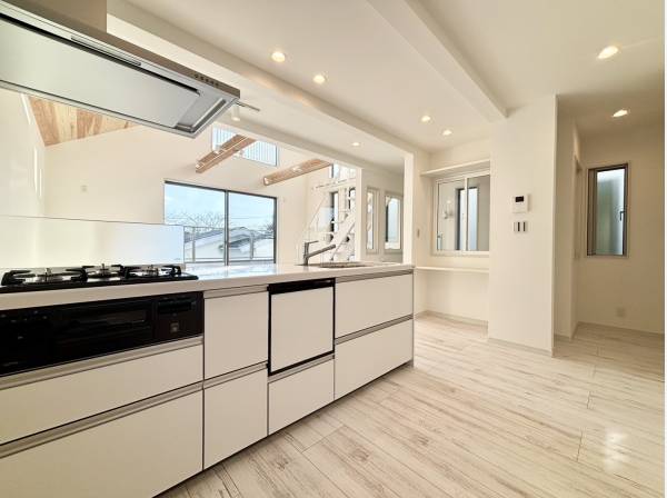 白を基調としたペニンシュラキッチン