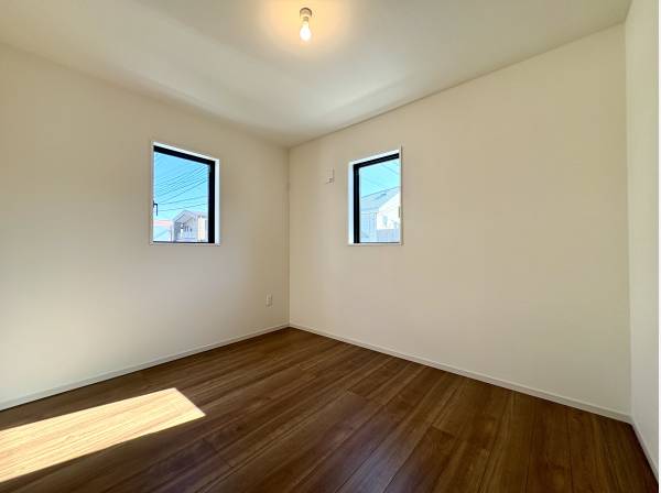 二つの窓がやわらかな光を運ぶ落ち着いた洋室