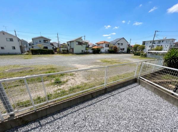 裏庭にはプライベート感がある庭でBBQができますよ！