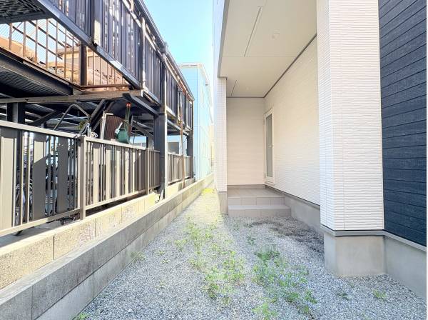 キッチン横の勝手口からのお庭