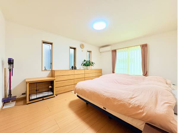 約9.6帖の主寝室です。