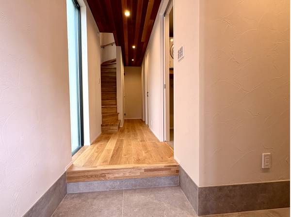 玄関。素材の質感と奥行きが、住まいの品格を静かに伝えます