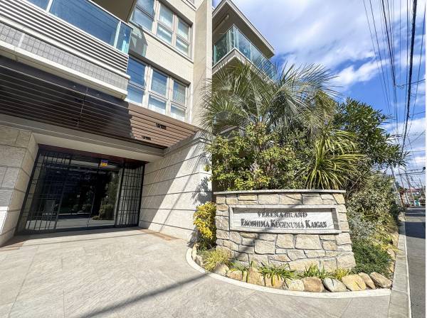 海街らしい植栽が重厚感のあるエントランスを彩ります