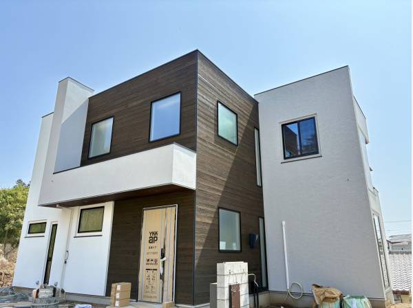 湘南の青い空に映えるお住まいです