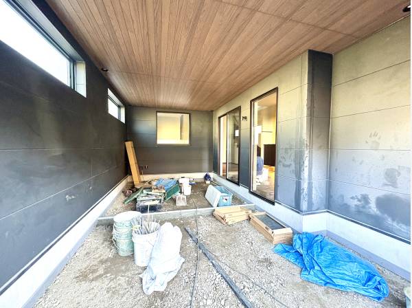 電動シャッター付きのガレージから室内へ出入り可能です。