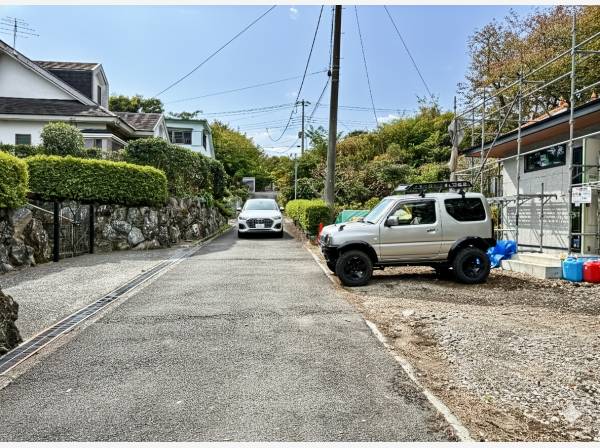 前面道路も車通りは殆どなく、大型ＳＵＶでも楽に出入り可能です