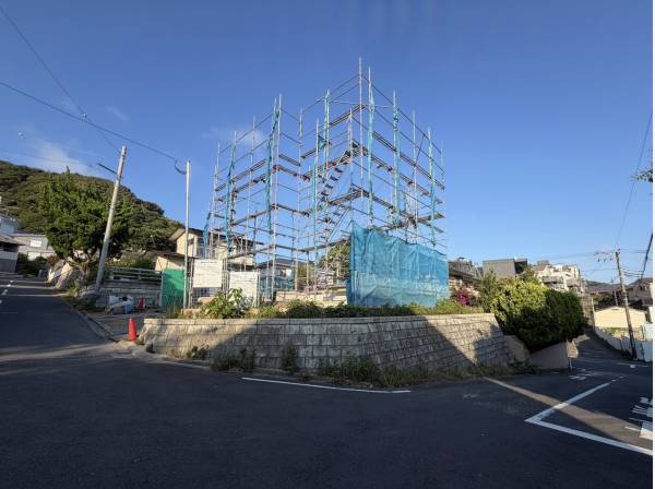 広々とした通りの角地、車も安心のロケーション
