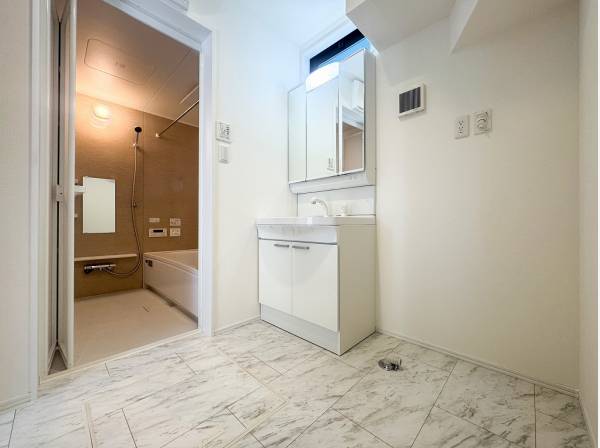 ホワイト基調で清潔感のあるサニタリールーム