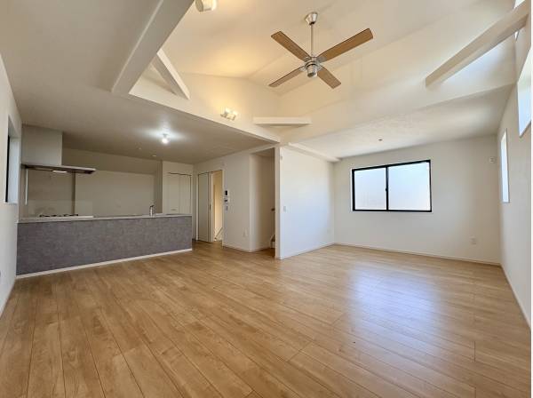 吹き抜けとシーリングファンが心地よい、広々としたLDK空間