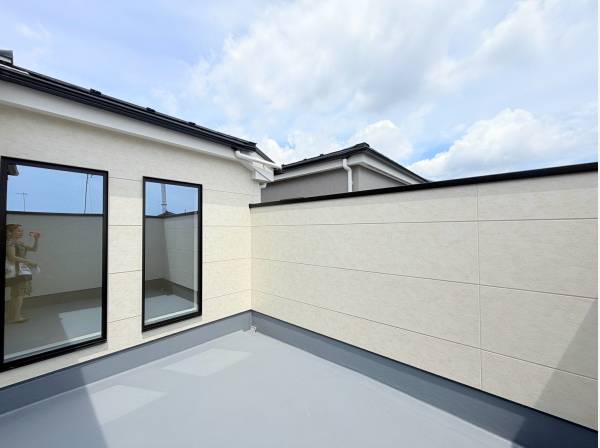 こちらの居室から繋がる開放的なバルコニー