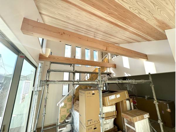 吹き抜けを支える梁が力強く未来の住まいの姿を思わせます