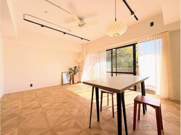 家族が自然と集まる、木の温もりに包まれた憩いの広間。