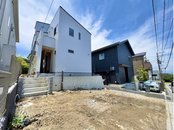 シャープな外観と爽快な青空の抜け感が見事に調和した住宅です