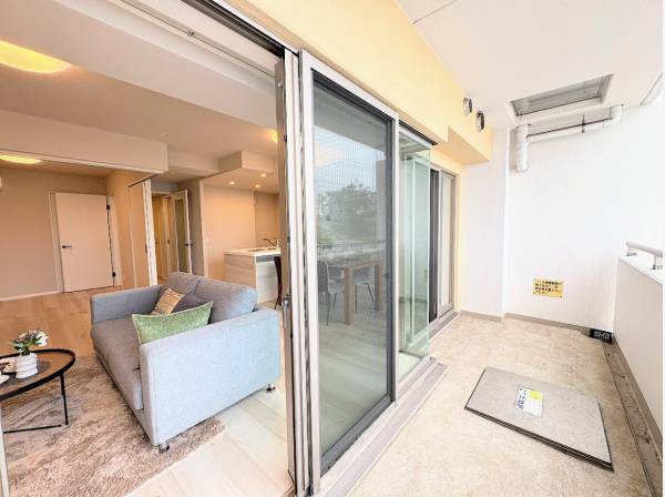 バルコニーも広々としたスペースがあります