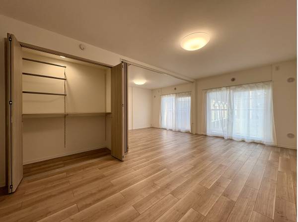 ゆったりとおくつろぎいただける収納も備えたリビング